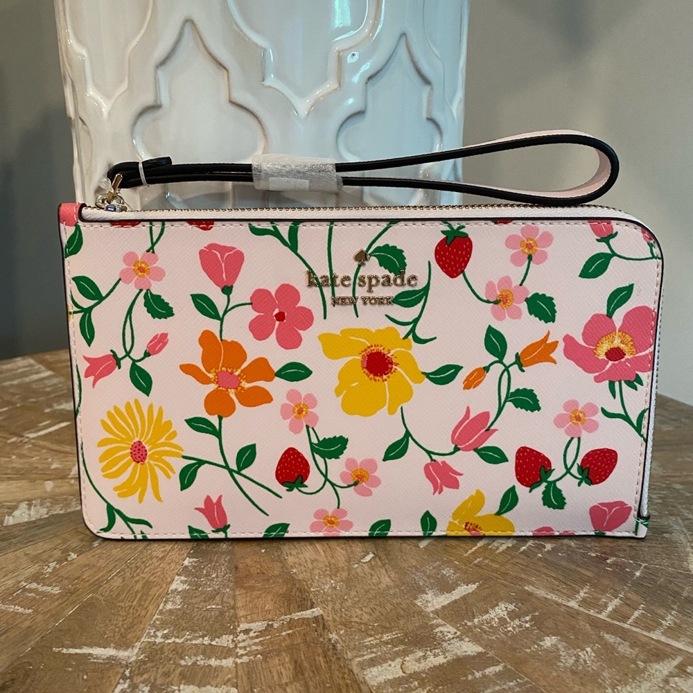 Kate Spade Lucy garden strawberry medium wristlet wallet pink 🍓